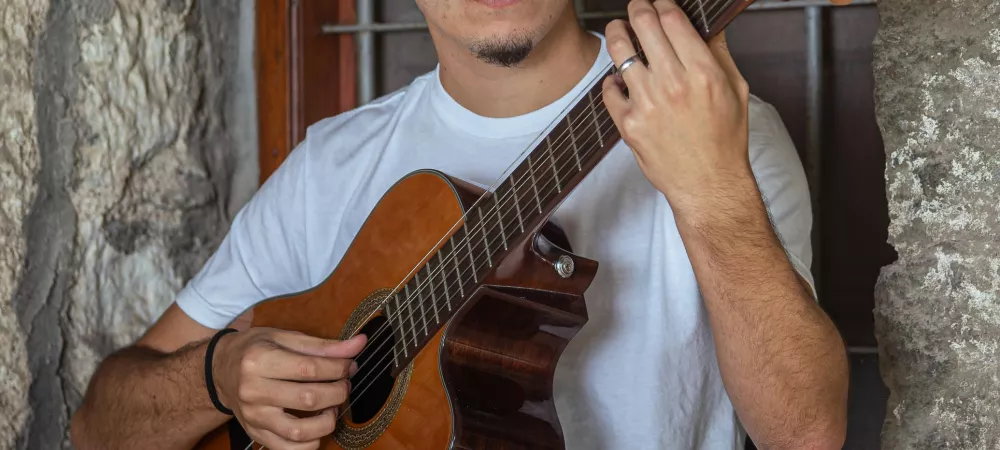 Somos un cuarteto vocal de la ciudad de Olavarria. Jeremías Vivas en primera voz, Marcos Herrera en vientos y voz, Augusto Castañares en primera guitarra y voz y Lucas Laurin en segunda guitarra y voz, los integrantes del conjunto.