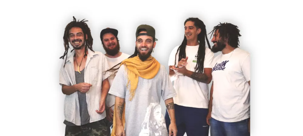foto integrantes de la banda (de izq. a der.: Ale, Gastón, Gianni, Nano y Andi)