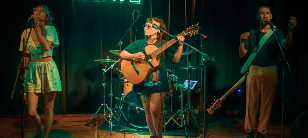 fotografia de los integrantes de la banda tocando en vivo