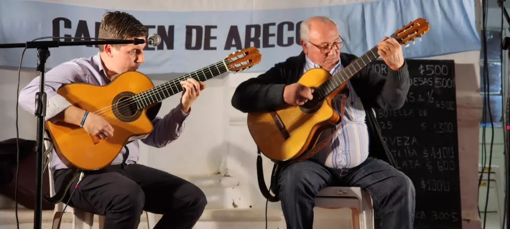 Huici x 2, duo de guitarras carmeño, formado por Horacio y Anselmo Huici (padre e hijo) los cuales transitan el camino de la musica desde hace mas de 28 años.