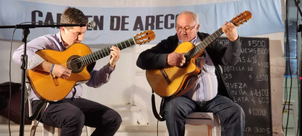 Huici x 2, duo de guitarras carmeño, formado por Horacio y Anselmo Huici (padre e hijo) los cuales transitan el camino de la musica desde hace mas de 28 años.