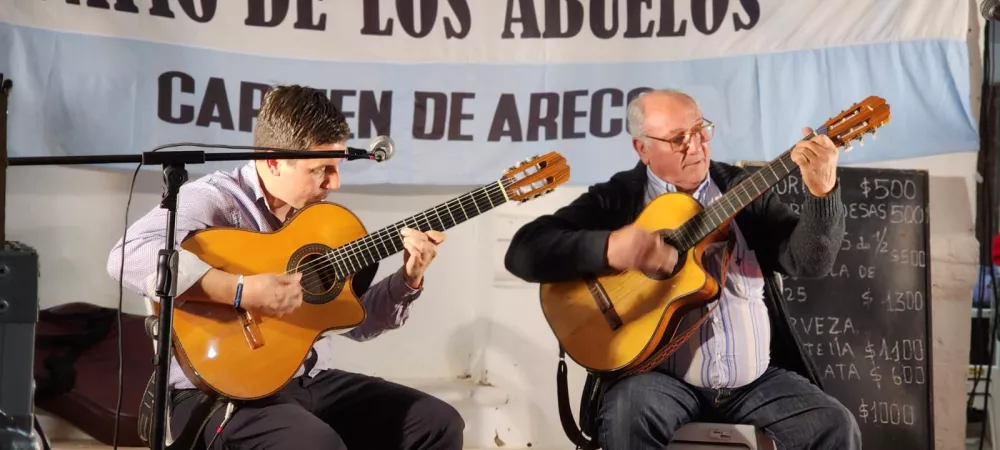 Huici x 2, duo de guitarras carmeño, formado por Horacio y Anselmo Huici (padre e hijo) los cuales transitan el camino de la musica desde hace mas de 28 años.