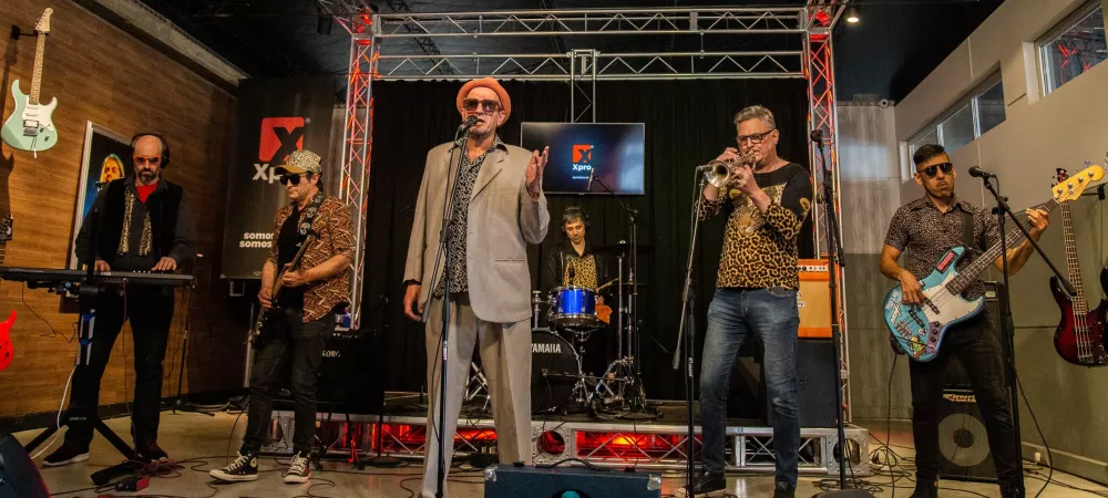 Banda en estudio de streaming