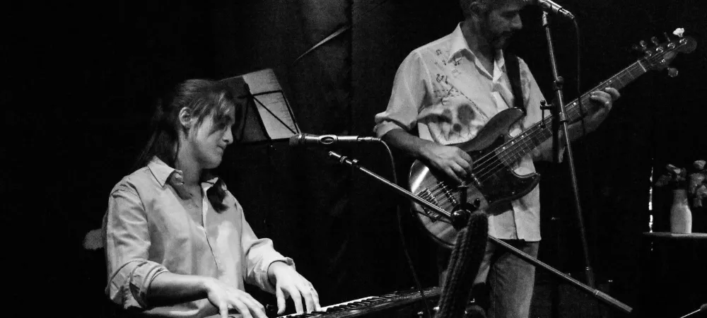 María Samcov en teclado y Alejandro Pereira Ghiena en bajo