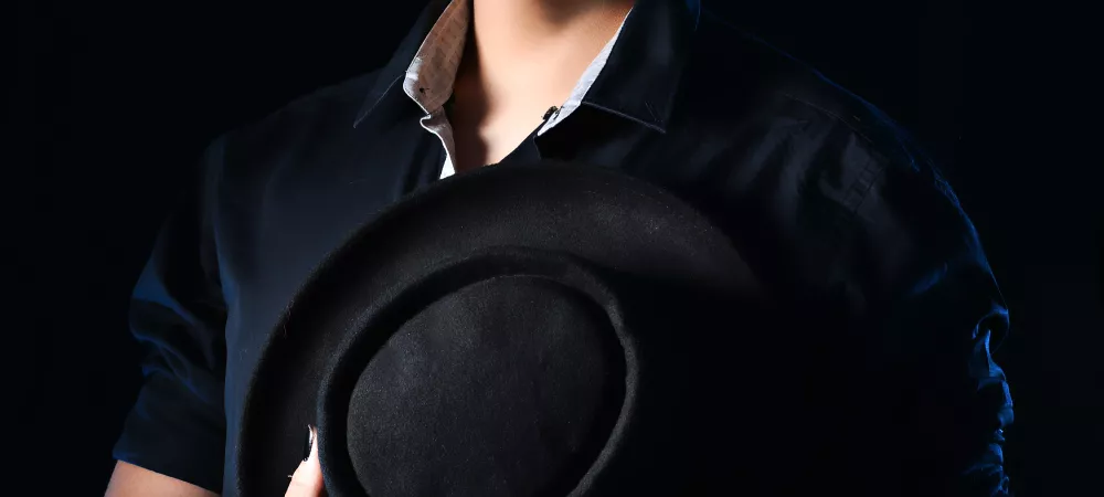 Foto modelaje sombrero en mano 