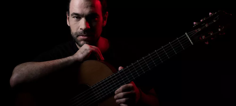 Juampi con guitarra 