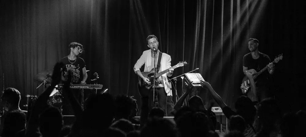 Foto del artista tocando en vivo