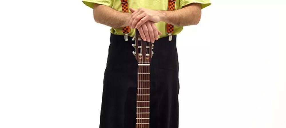 Julian de pie con la guitarra