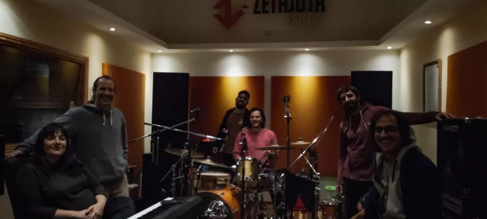 La banda en el estudio. 