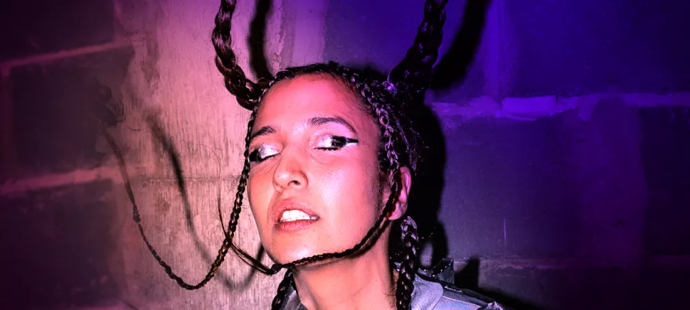 La noche es un single que salio junto al artista Peta Berardi. Un regueton old school con una estructura clasica de cancion.