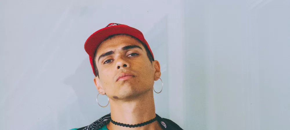 Keke NDK tomando su bandana con ambas manos