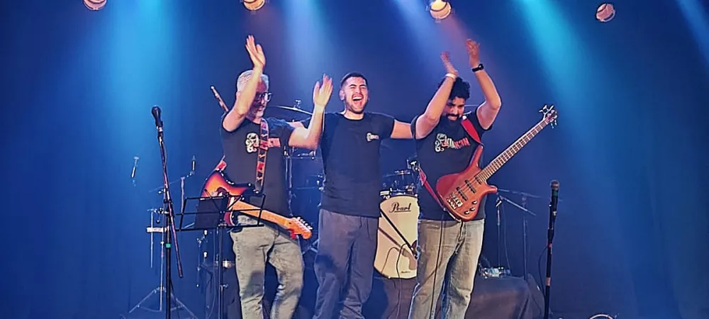 LA BANDA SALUDANDO!