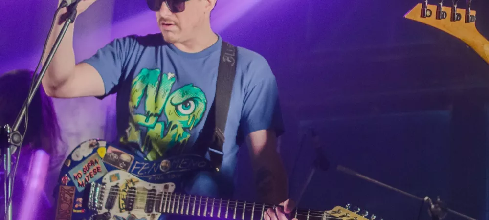 cantante sostiene el microfono