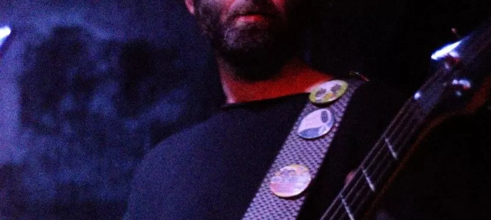 chabon tocando el bajo