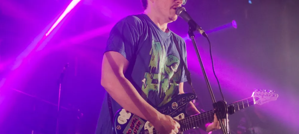 cantante con guitarra electrica