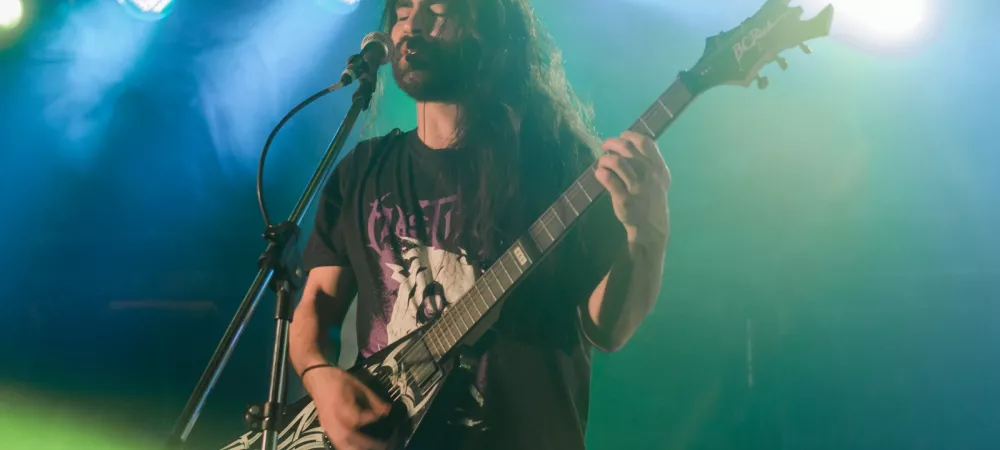 guitarrista cantando
