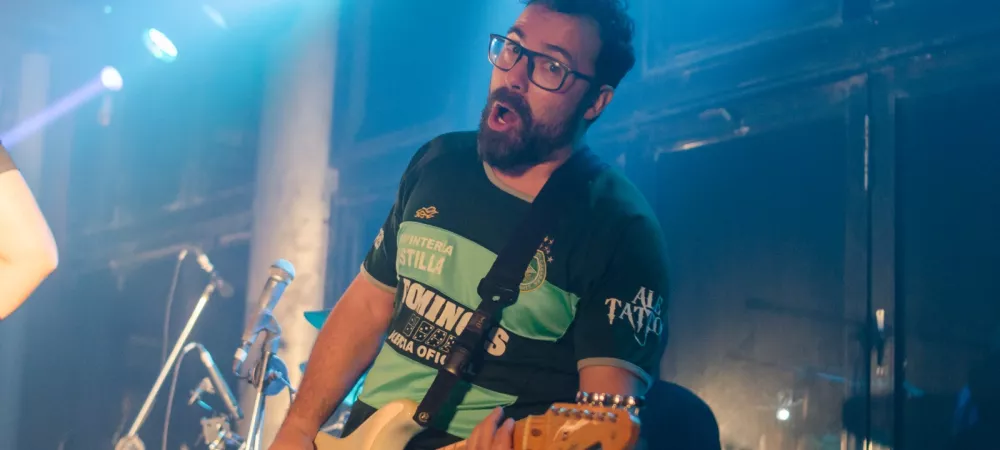 guitarrista haciendo una cara rara