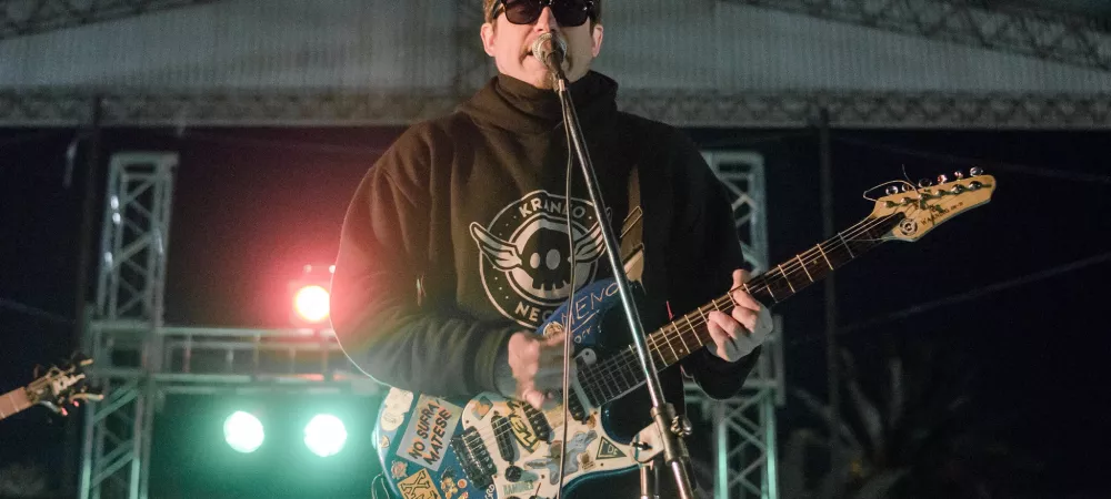 cantante y guitarrista con microfono