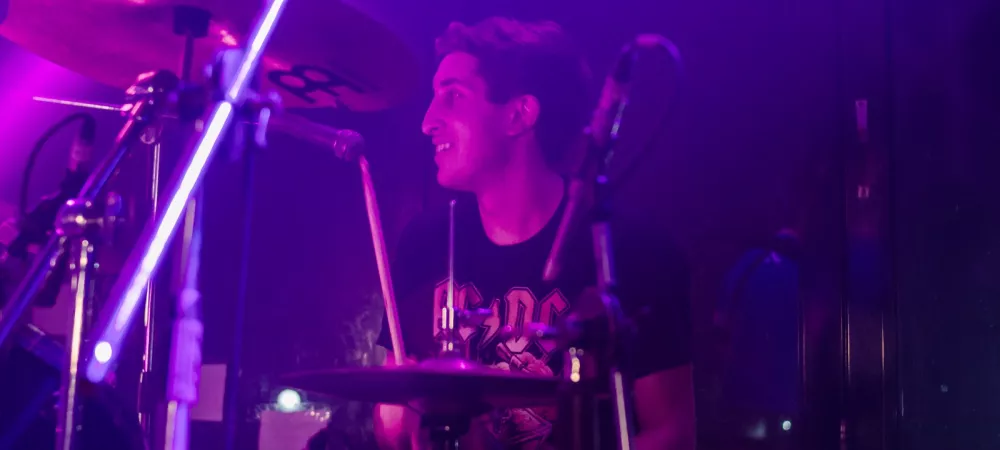 baterista sonriendo