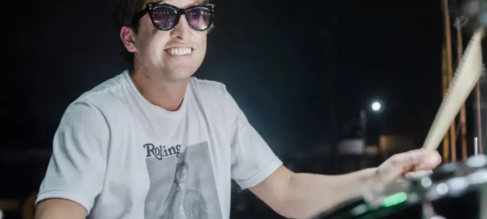 baterista con anteojos oscuros