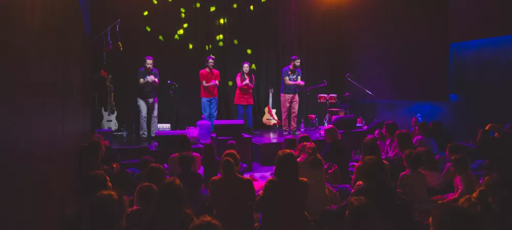 En sus shows se promueve la escucha atenta, el detenerse y prestar atención a cada sonido. Que no se escape cada detalle, los sonidos de nuestro propio cuerpo como también del ambiente en el que nos encontramos. 