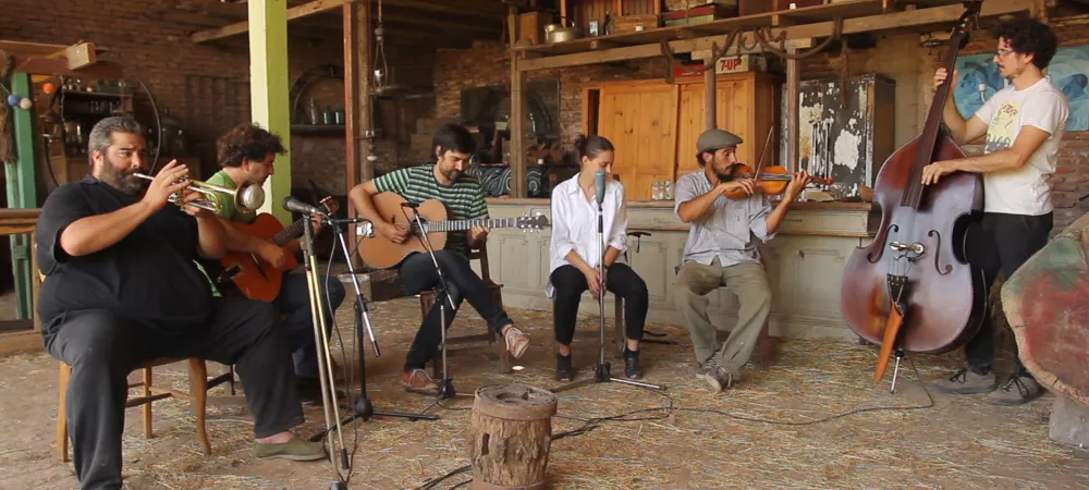 La creme en un establo tocando en vivo