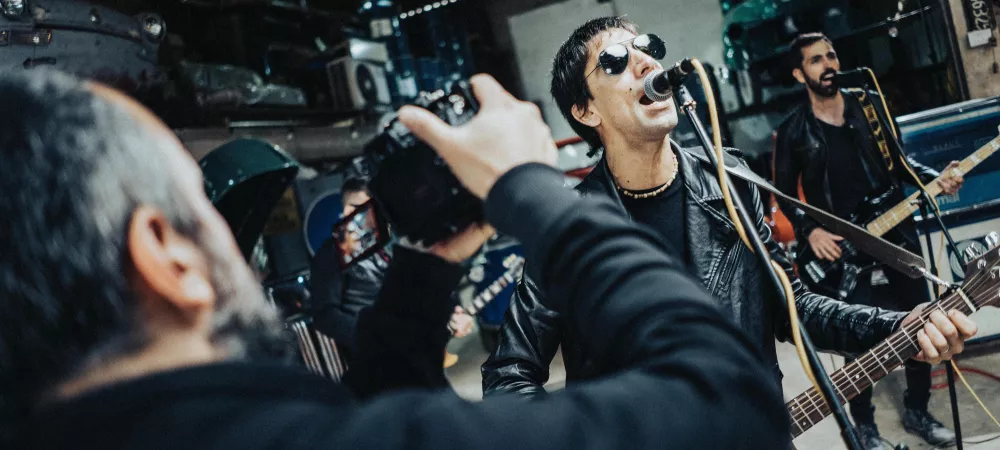 Foto de Diego Rodriguez, cantante de La Mezzkla en el set de filmación del videoclip de Que Es Verdad