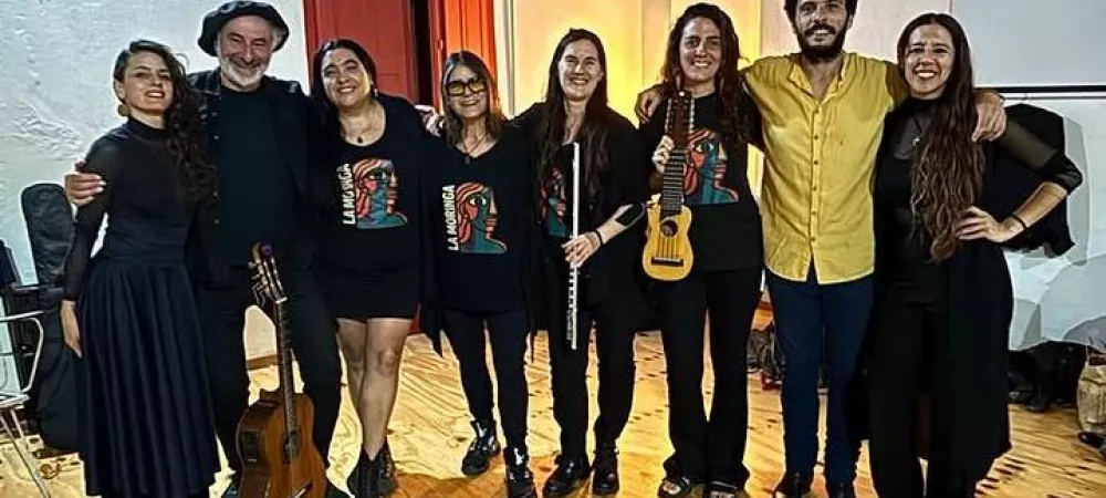 Grupo completo tras bambalinas luego de participar en la PEÑA DE LA NEGRA QUIROGA 2025