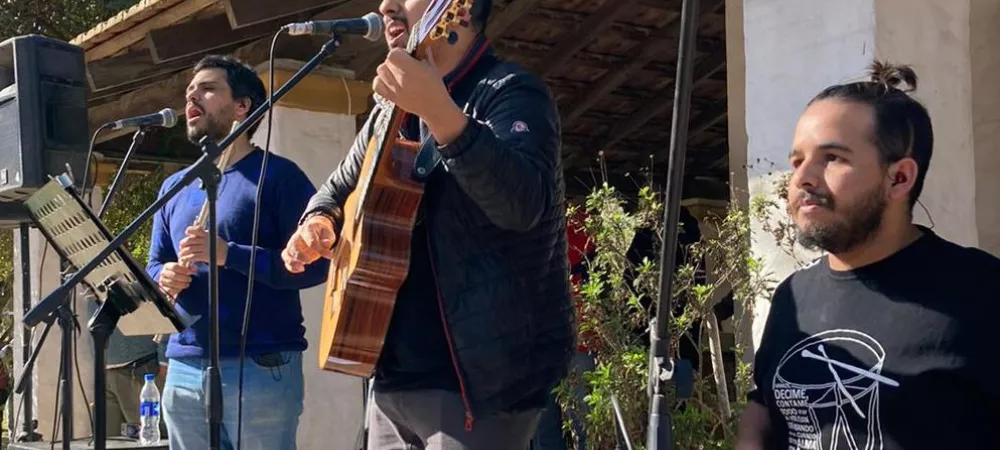 Foto del trio en un show.