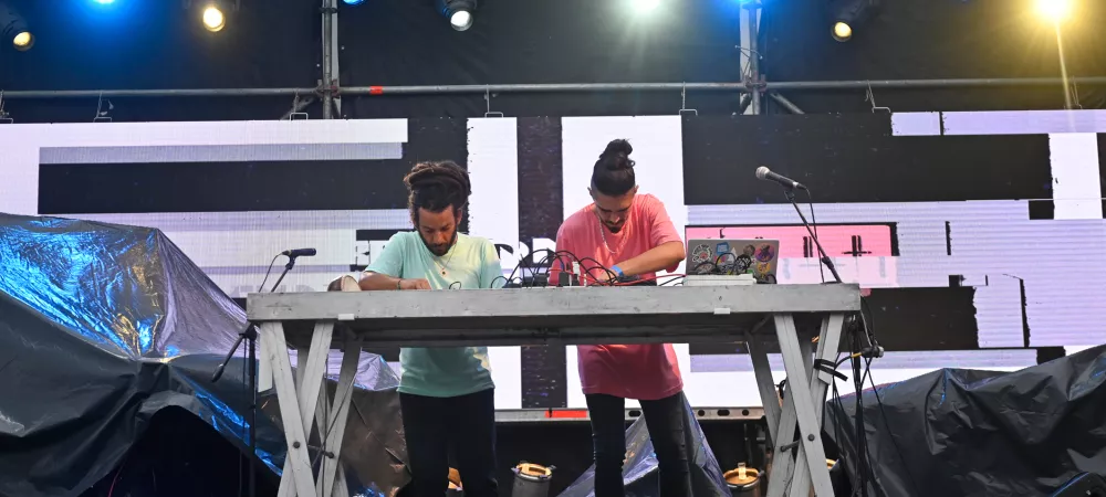 Aquí vemos a JMA (Izq) y Juan MA (Der) en el escenario principal de el primer festival de Electronica Bonaerense 