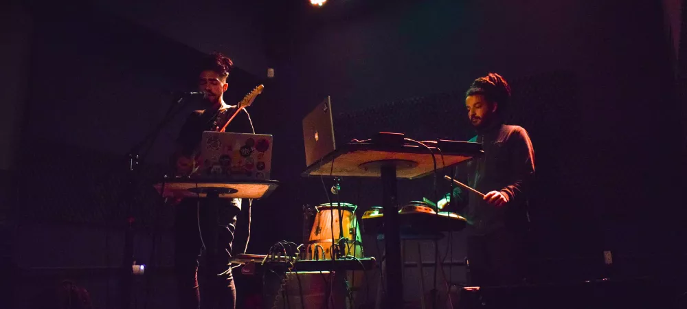 Aquí vemos a JMA (Izq) y Juan MA (Der) en el escenario de ECLETO BAR (Bahía Blanca)