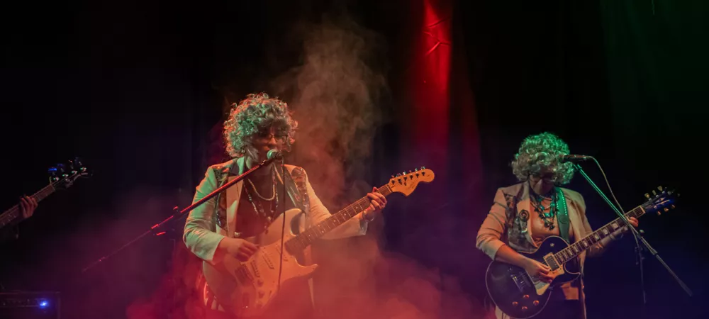Las Rubí tocando en vivo con pelucas