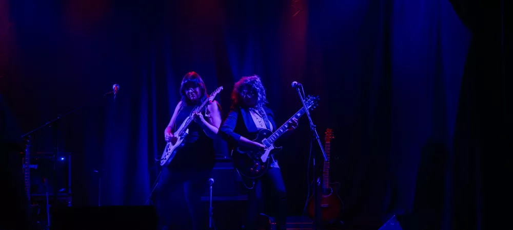 Las Rubí tocando en vivo
