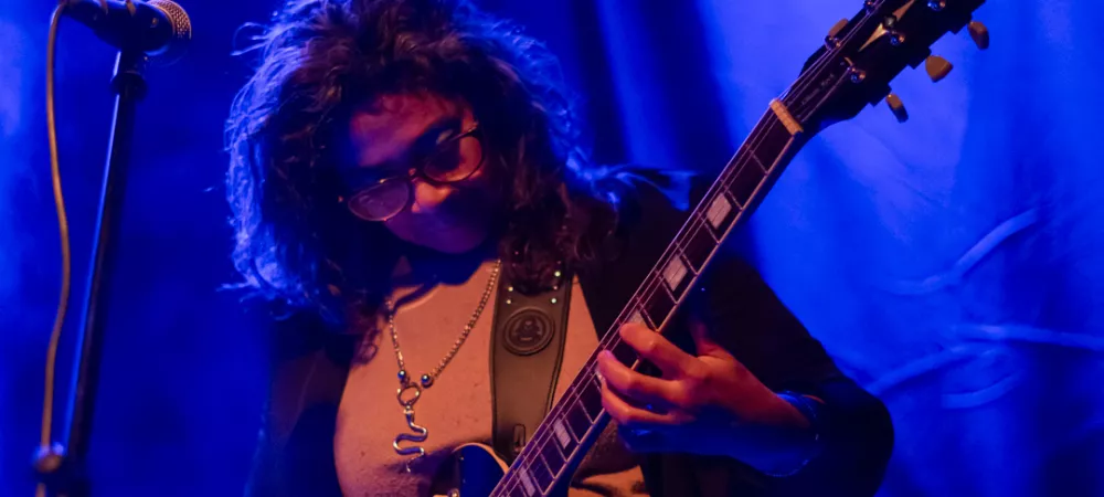 La Soltera tocando la guitarra