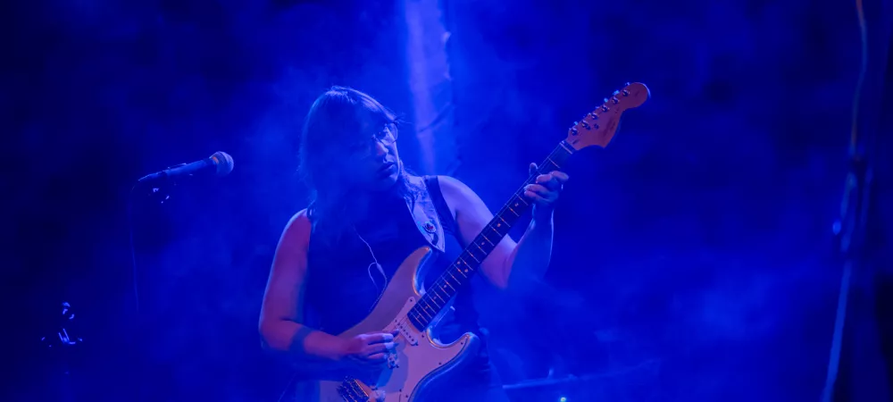 La Famosa tocando la guitarra