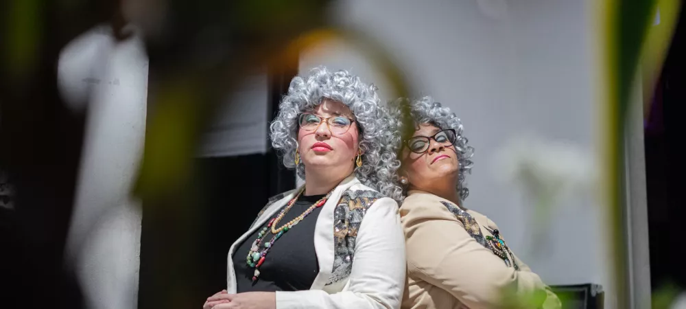 Las Rubí posando con pelucas