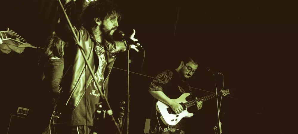Lautaro Juarez junto al guitarrista Nacho Grané.