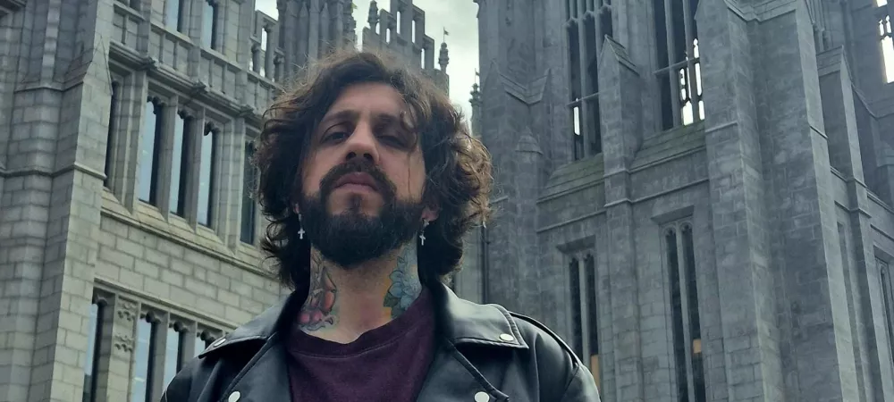 Lautaro Juarez delante de unos edificios en Aberdeen, Escocia.