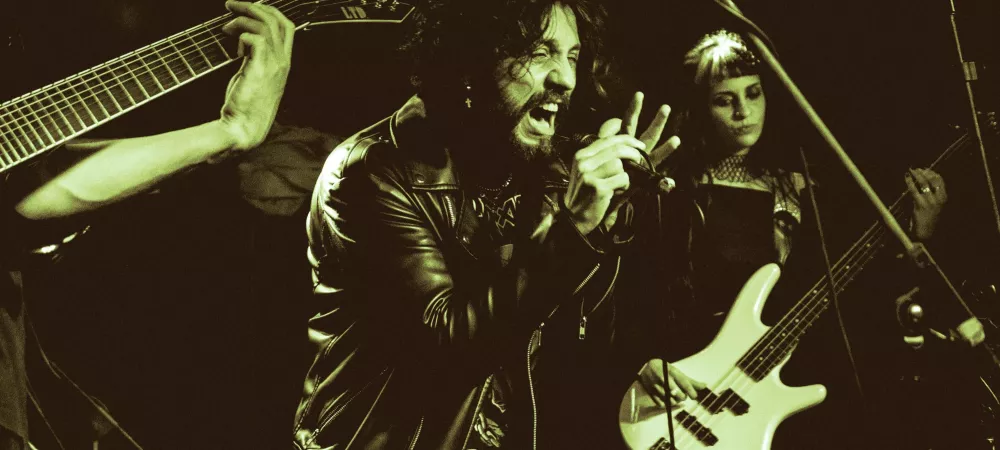 Lautaro Juarez junto a la bajista Mili Pappalardo.