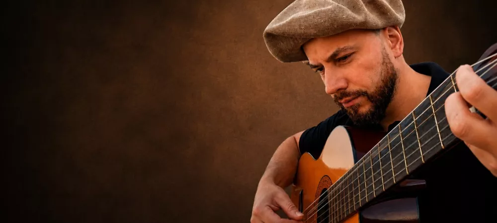 Con la guitarra como medio de vida
