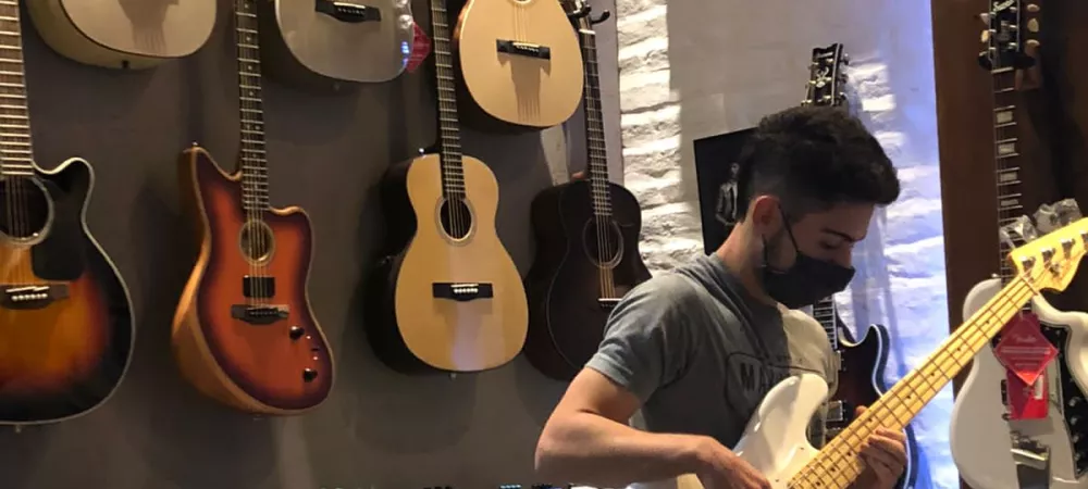 Se considera autodidacta, y estudió más de 5 instrumentos diferentes