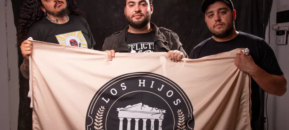 Los 3 integrantes y bandera oficial