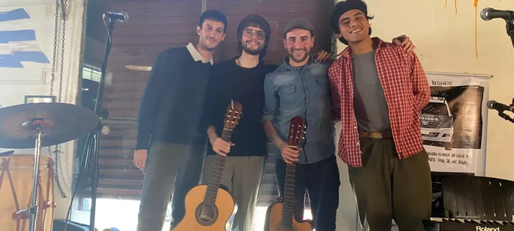 Foto de nuestra fecha en Esquina America en beneficio al comedor Dario y Maxi de Berisso