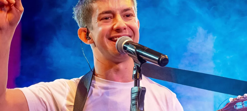 Foto tocando el charango y cantando