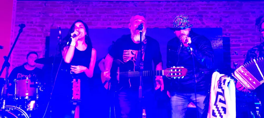 Lucia y Ariel Albornoz junto a La Callejera 2022