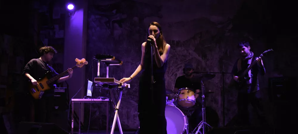 Luna Cabutti en vivo con los lunares, su banda estable