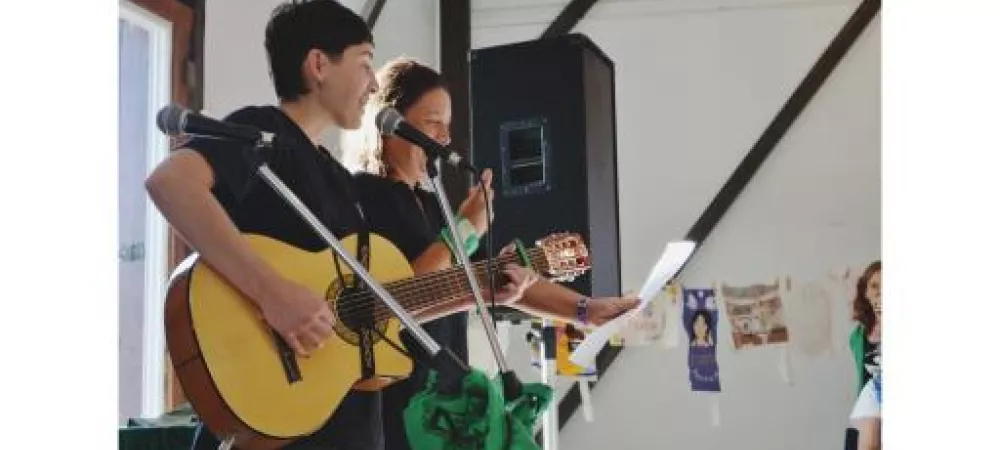 En la imagen estoy en un escenario de la casa de la cultura en Sierra de la Ventana. El evento fue la inauguración de la muestra "justicia x kathy"