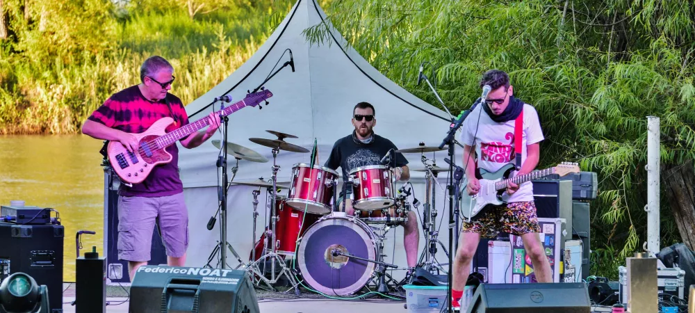 Madreperla es una banda de San Pedro, provincia de Buenos Aires