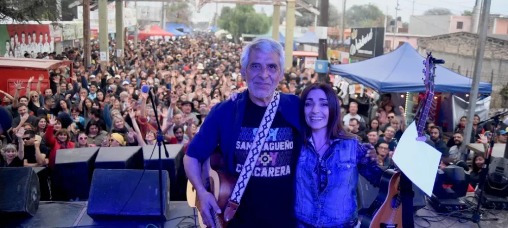 He sido acompañada por Peteco Carabajal la fiesta de la Abuela Carabajal 