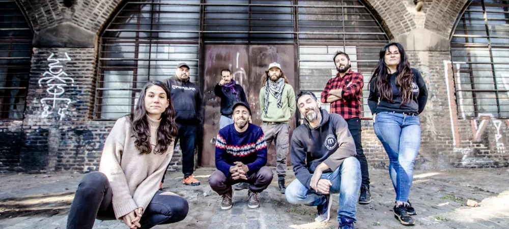 Mamazuka concentra ritmos propios de la región, logrando una síntesis musical en formato de canciones que llevan implícito el ritmo del Río de la Plata. La lírica de indiscutido Buenos Aires junto a la energía del rock y el punk.
